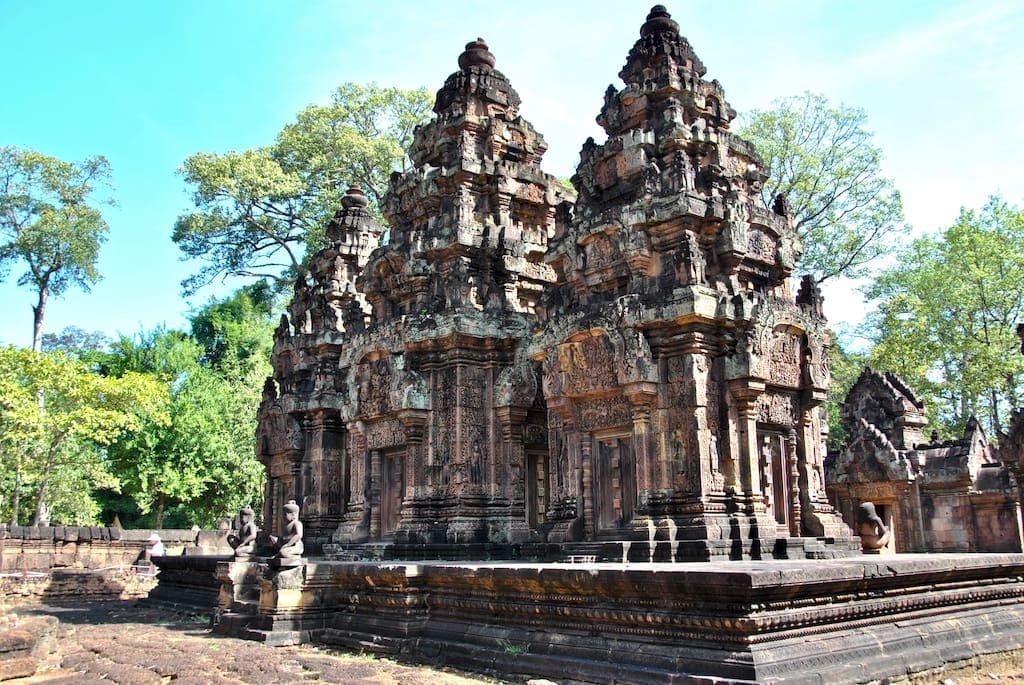 A wide shot of Banteay Srei on a sunny day.