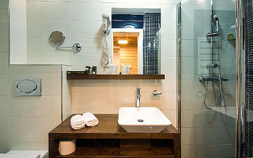 A bathroom at Hotel Soa in Zabljak.